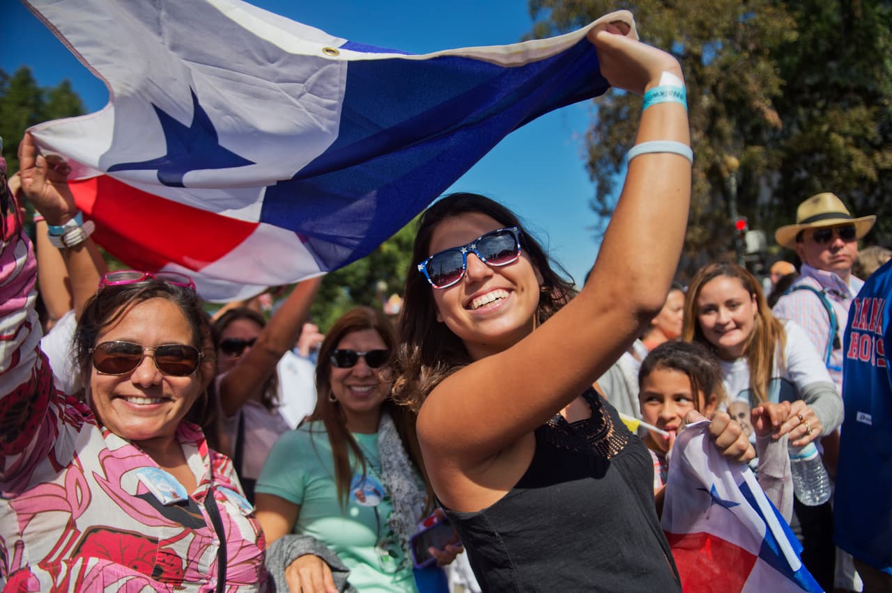 <b>Panameños.</b> Hay alrededor de 210,000 en el país. Su promedio de edad es de 35 años, 34% tiene educación universitaria, 89% son ciudadanos estadounidenses y el 51% posee casa propia. Tienen un ingreso anual promedio de 57,830 dólares. 
<br>
<br>Según la investigación de 
<a href="https://www.pewresearch.org/fact-tank/2019/09/16/key-facts-about-u-s-hispanics/"><u>Pew Research Center</u></a> alrededor del 79% de los hispanos en general eran ciudadanos estadounidenses en 2017, en comparación con el 74% de 2010.
