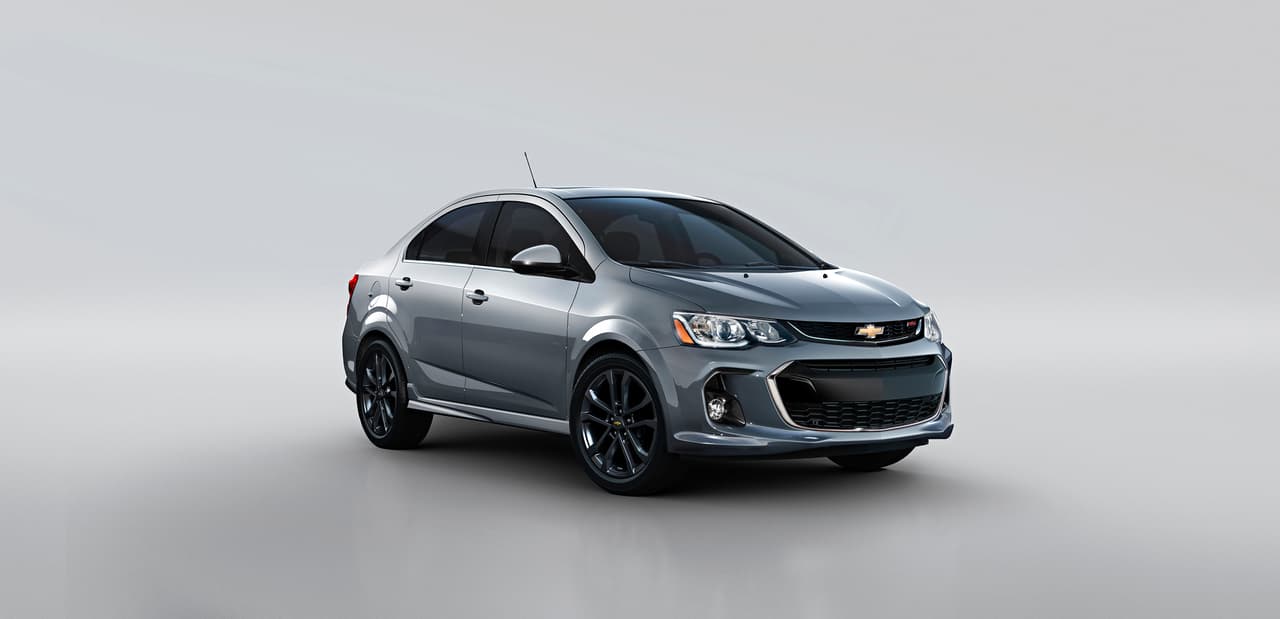 El Chevrolet Sonic 2017 con un frontal que está visualmente en línea con el resto de los autos de pasajeros de Chevrolet . . .