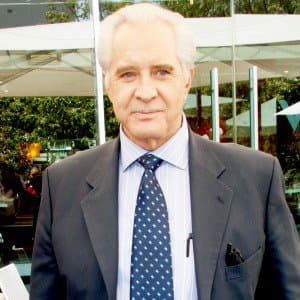 La salud de Rogelio se vio afectada desde el 21 de junio del 2015, cuando ingresó al hospital debido a un trombo cerebral. Perdió 45 kilos de peso aproximadamente, pero poco a poco se ha ido recuperando.