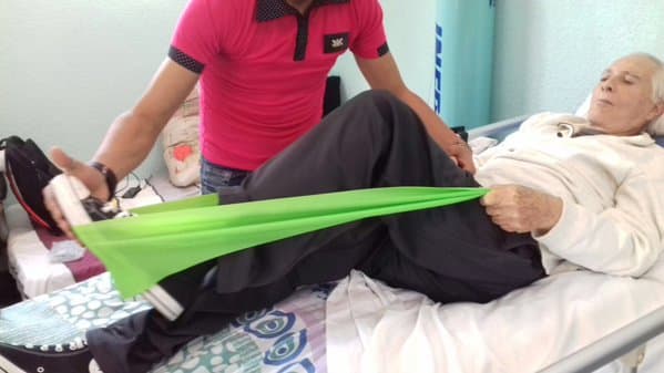 Además el actor fortalace su cuerpo con ejercicios que le brinden más movilidad. Su terapia física es muy importante.