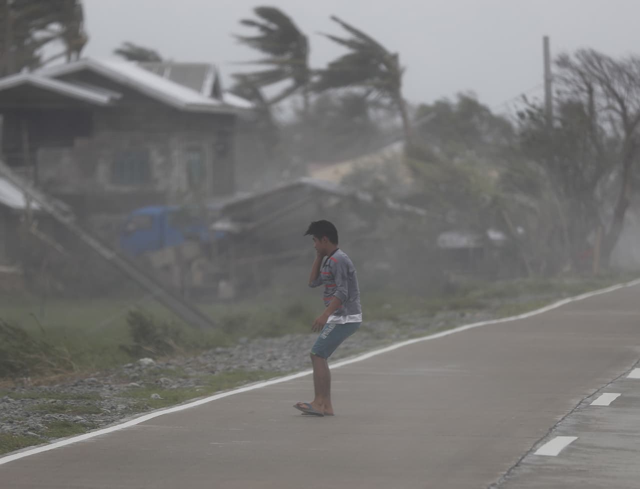 Baggao, Filipinas. Esta imagen del 14 de septiembre muestra a un hombre luchando contra el viento del tifón. Mangkhut, informan agencias, es el fenómeno más fuerte en golpear a Filipinas en los últimos cinco años con 125 mph (200 km por hora) y momentos de mayor velocidad aún.
<br>