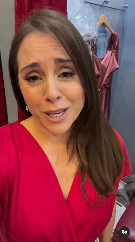 “Amigos, perdónenme que no voy a poder estar en el ‘live’, pero estoy comprando el vestido para la boda de mi hija”, dijo.
<br>