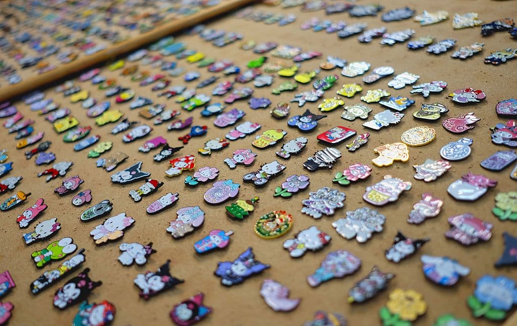 Coloridos pins enamel deslumbran en LA Comic Con 2025: colecciones de superhéroes, anime y memes pop culture adornan displays en el Convention Center. Estos pequeños tesoros metálicos atraen coleccionistas que buscan piezas únicas para mochilas y chaquetas.