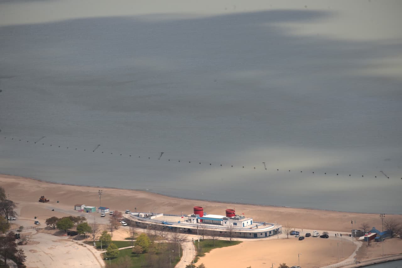 North Avenue Beach, considerada como una de las playas más atractivas de Chicago, estaba desierta el martes cuando el estado tiene casi dos meses de estar en pausa por la pandemia de coronavirus.