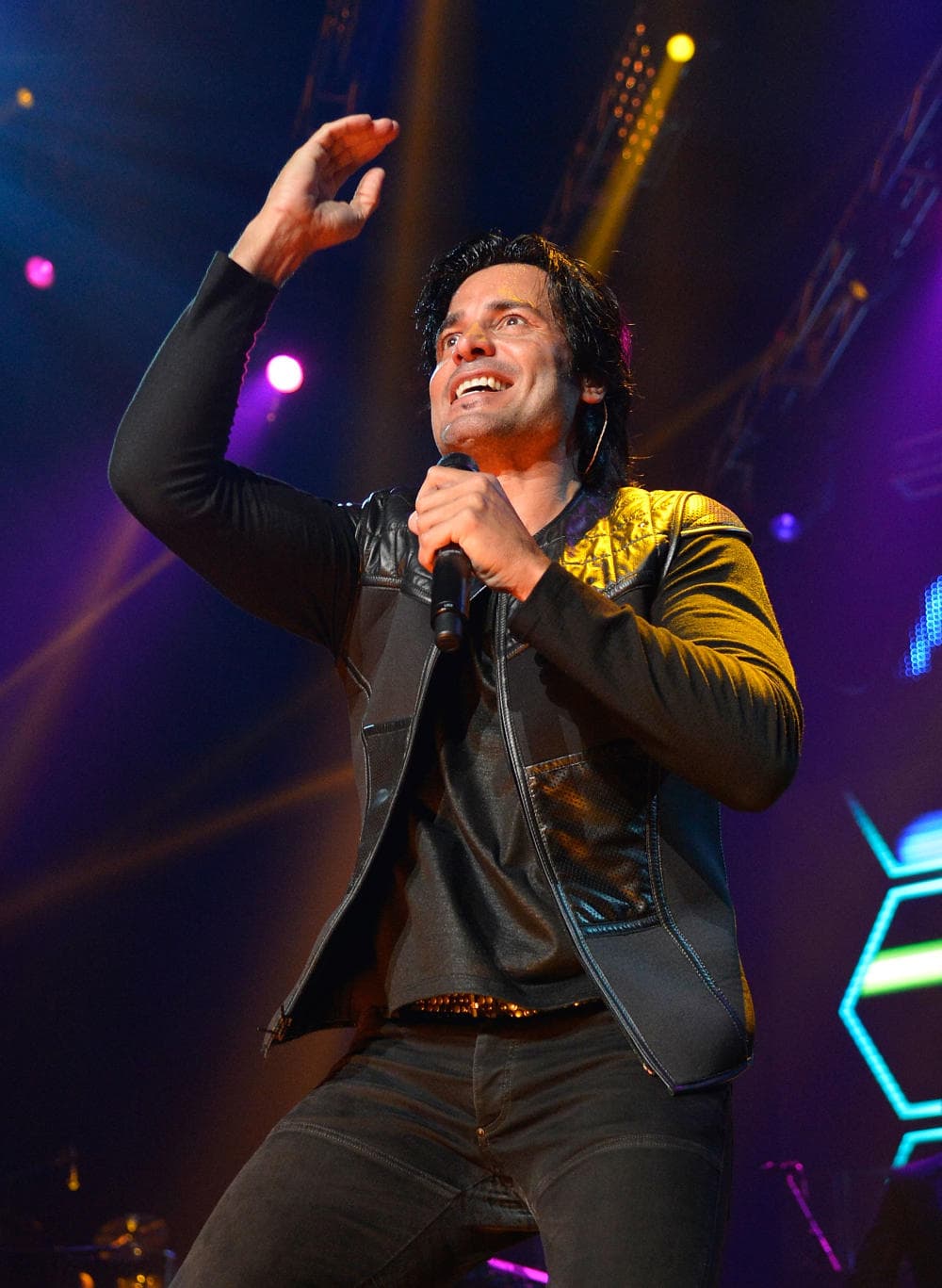 En el 2001 volvió a ser actor estelar en la telenovela argentina 'Provócame'. Aunque Chayanne no actúa nada mal, ha preferido enfocarse en su carrera musical.