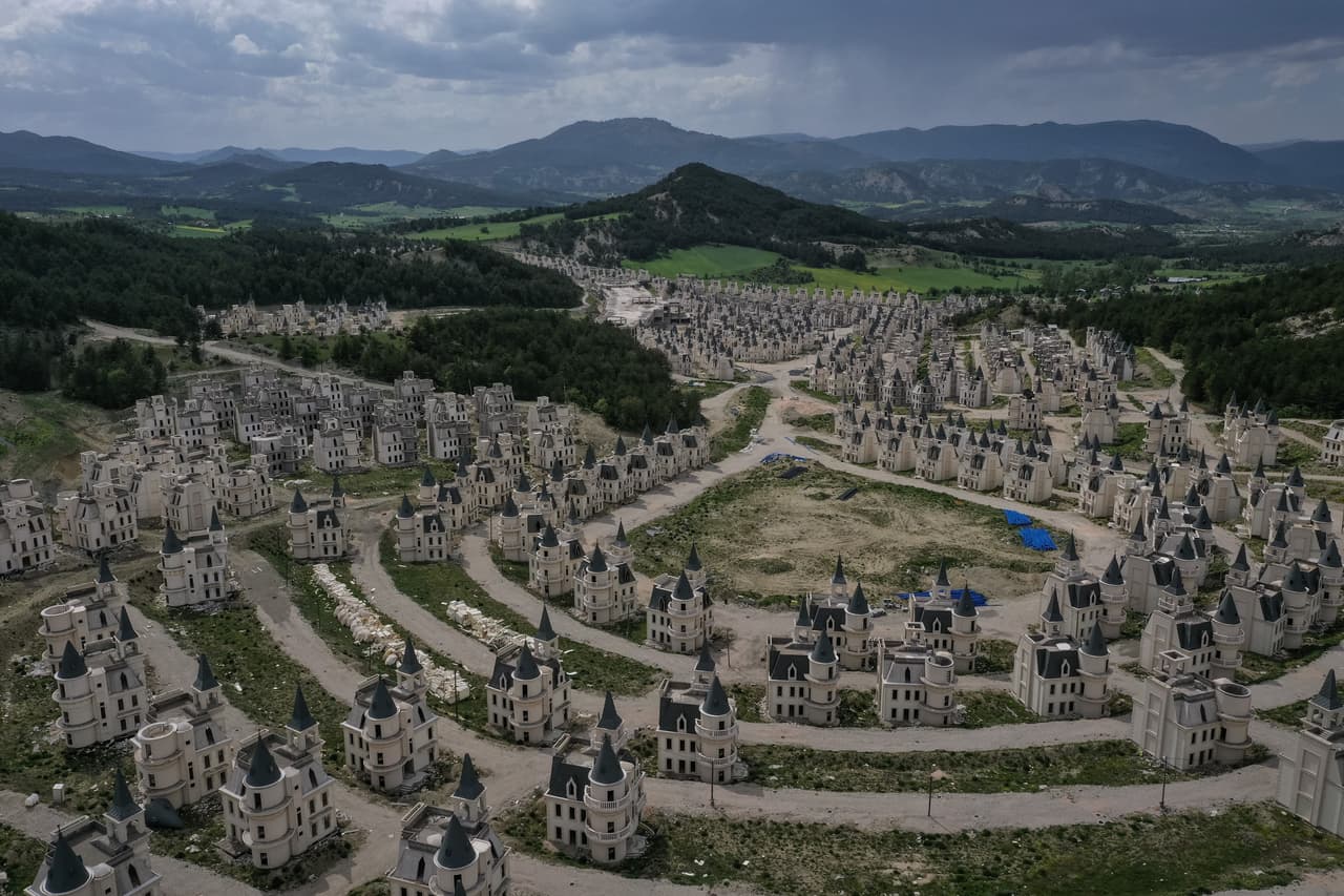 El resultado final fueron hileras de palacios estilo Disney que se extienden a lo largo de un millón de metros cuadrados, rodeados de jardines y lagos. El futuro de las villas ahora es incierto después de que los desarrolladores, Sarot Property Group, se declararon en bancarrota. Los compradores e inversionistas se retiraron del proyecto.