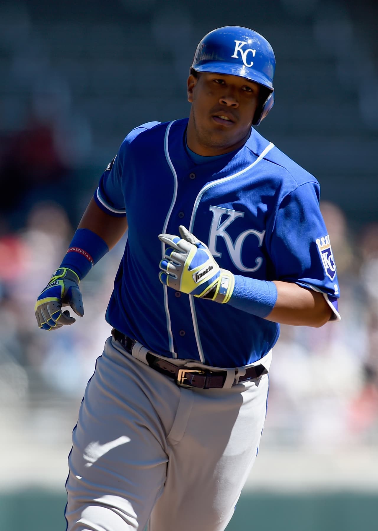 KC 3 – 5 MIN: Salvador Pérez trota tras conectar un cuadrangular solitario para Kansas City.