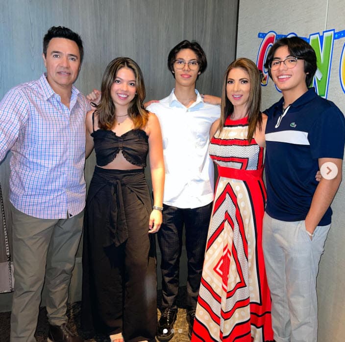 "Dios los bendiga y guíe en esta etapa que está por comenzar", pidió.
<br>