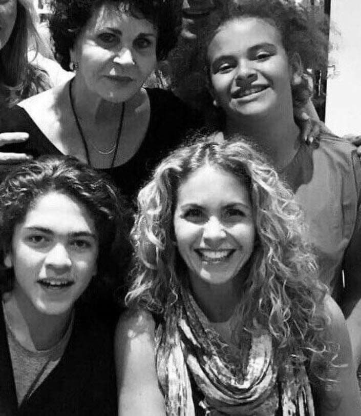 <b>Lucero</b> también compartió una imagen junto a su madre doña Lucero León y sus dos hijos: "¡Todo mi amor para las más lindas del mundo! Para todas las mamis en México, que Dios me las bendiga. Que las celebren mucho hoy y siempre. Y en especial a la mía, gracias por existir y darme la vida! Gracias a mis dos maravillosos hijos por elegirme para ser su mamá".
