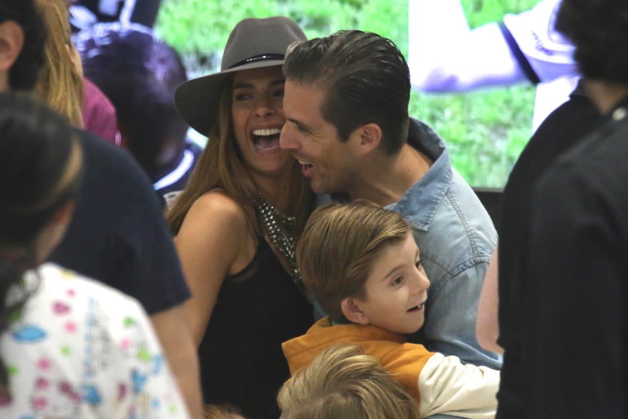 Galilea Montijo, Fernando Reina y el pequeño Mateo son una familia muy alegre y unida.