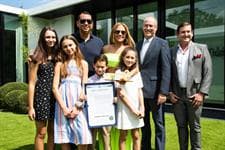 Pero Jennifer López festejó desde temprano, pues en las primeras horas del miércoles recibió las llaves de la ciudad de Miami, reportó la agencia 
<b><a href="https://www.efe.com/efe/america/gente/miami-beach-le-entrega-las-llaves-de-la-ciudad-a-jennifer-lopez/20000014-4029954" target="_blank">EFE</a>. </b>