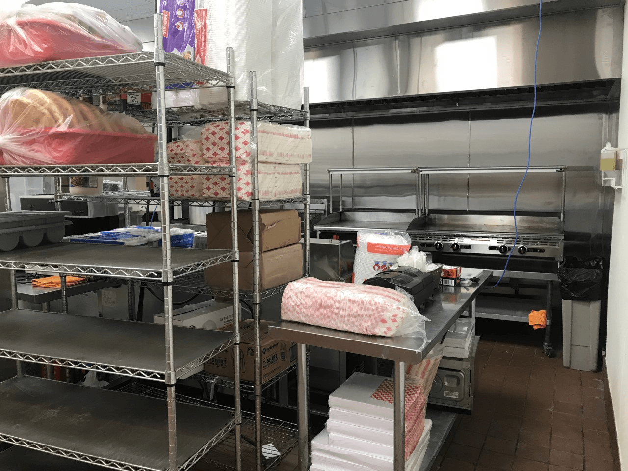 “Cinco minutos más y yo creo que el tornado me agarraba aquí” señala aún angustiado. El señor Martín acababa de cerrar su Restaurante cuando esa noche del 20 de octubre de 2019 el tornado arrasó con su negocio.