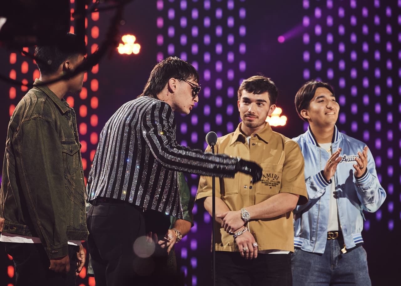 Peso Pluma y Eslabón Armado ganaron en la categoría Colaboración Regional Mexicano por el teme 'Ella Baila Sola': "Gracias a México porque esta canción fue un himno nacional, creo yo", dijo Pedro Tovar, vocalista de la agrupación. Por su parte, 'Doble P' agregó: "¡Qué vivan los corridos, qué viva México!".