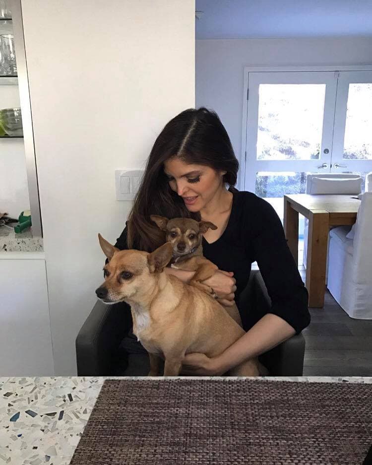Ana Bárbara tiene dos perritas de nombres 'Lola' y 'Valentina'.