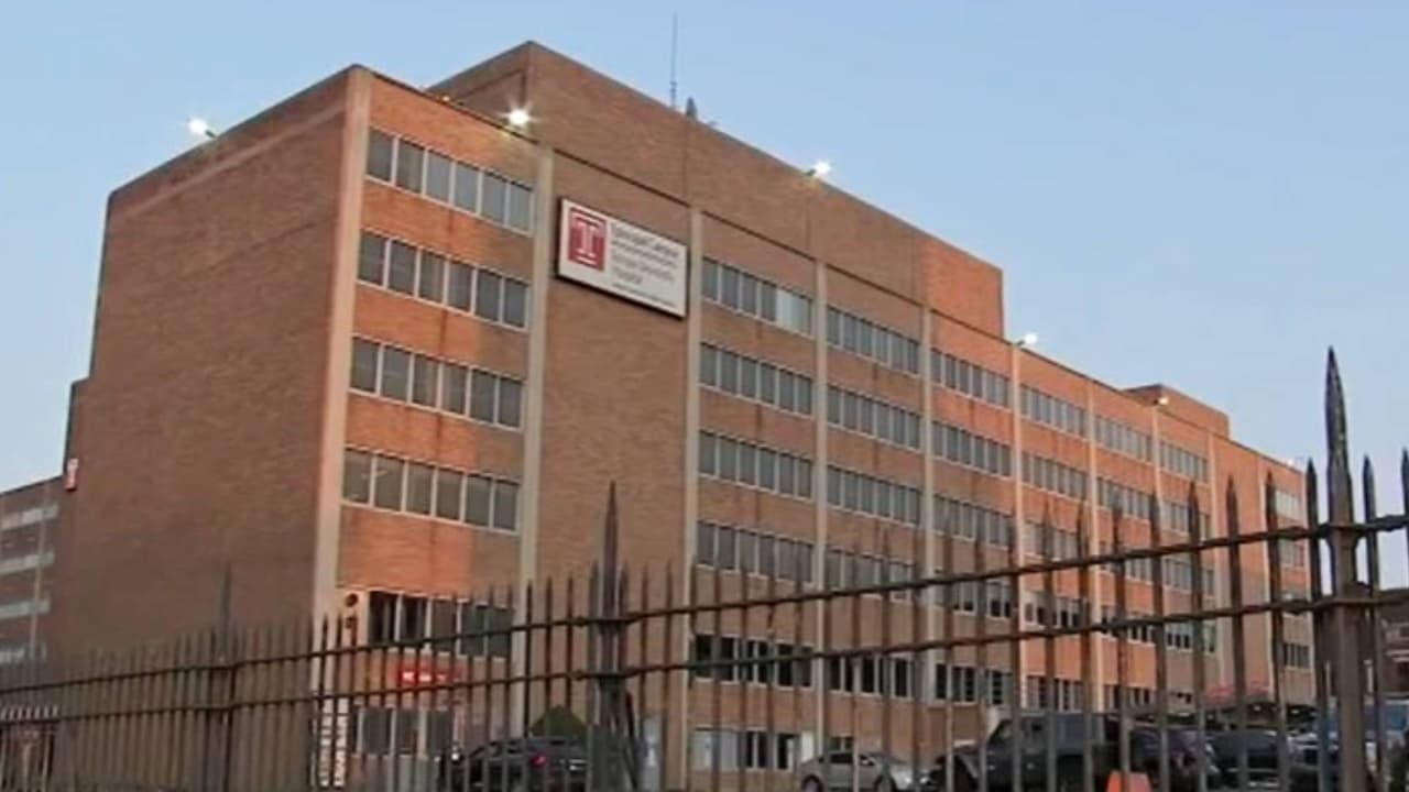 Acusan a paciente de atacar con una aguja a dos personas y golpear a otra en hospital de Kensington