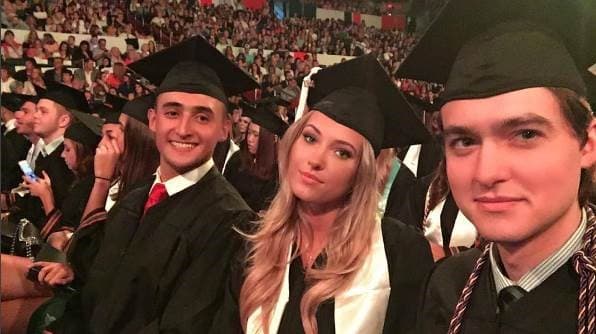 Sin embargo, la modelo publicó una foto de su graduación de la Universidad de Miami, lo que nos hace pensar que Ela podría no rebasar los 22 años. Es decir, practicamente ell no había nacido cuando el actor ya se consagraba con la película Titanic.