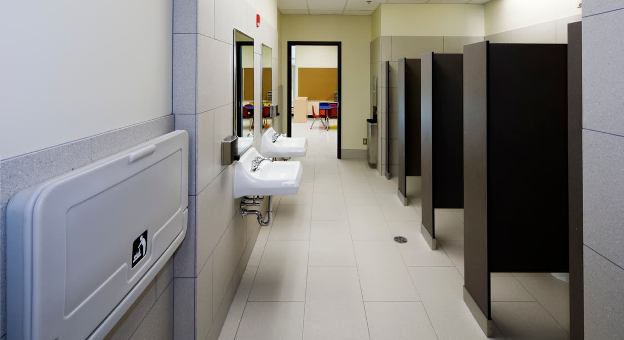 Estudiante forzada a orinar en una cubeta recibe compensación de $1.25 millones en California