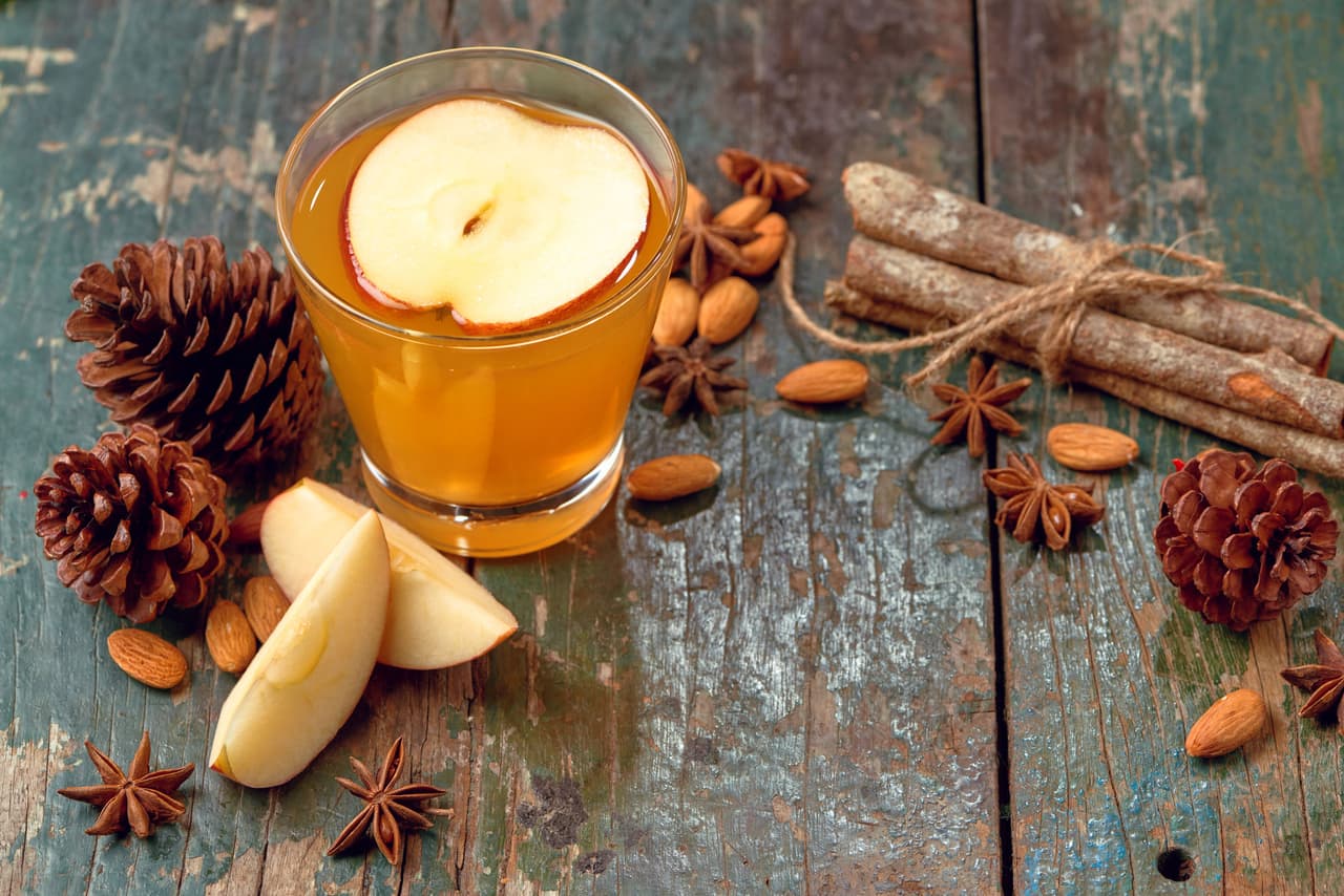 <b>Manzana.</b> La manzana, acompañada de vainilla y canela, también le dará un olor muy navideño a tu casa. Caliéntalas a fuego medio y después de unos minutos notarás la gran diferencia.