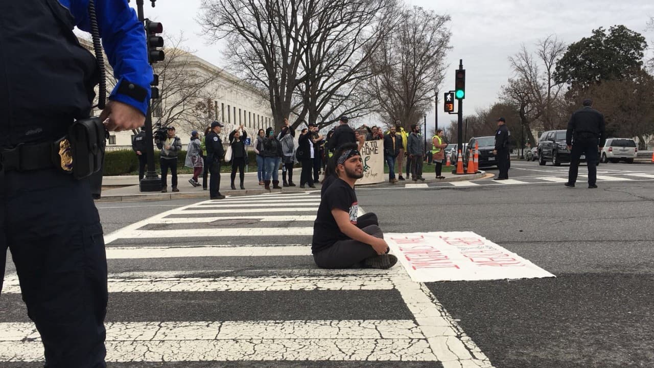 Detienen a 4 dreamers que caminaron de Nueva York a Washington para exigir un Dream Act limpio