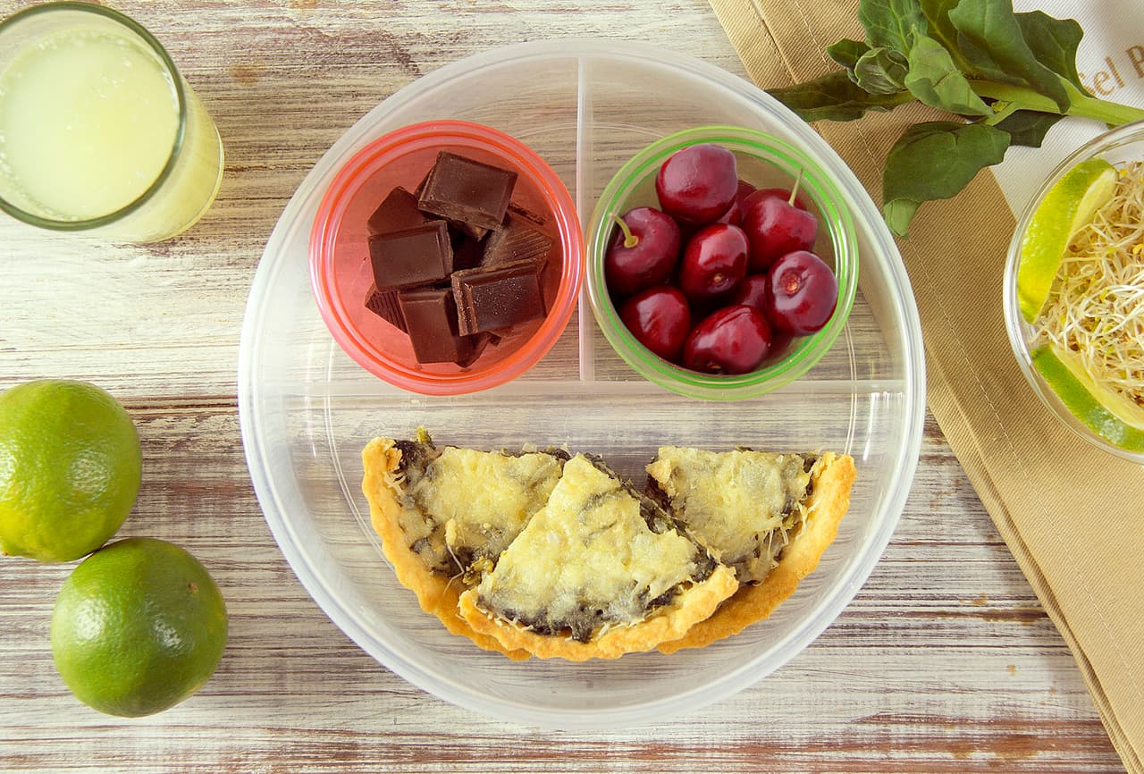 Quiche de espinaca + cuadritos de chocolate + cerezas + agua de alfalfa