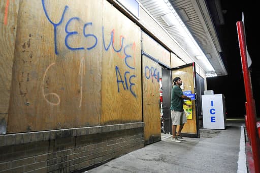 En Port Isabel, varios negocios cerca de la costa cubrieron las ventanas de sus locales on paneles de madera en lso que indicaban que todavía estaban abiertos. Se esperan entre 15 y 25 pulgadas de lluvia, con acumulaciones puntuales de 35 pulgadas.