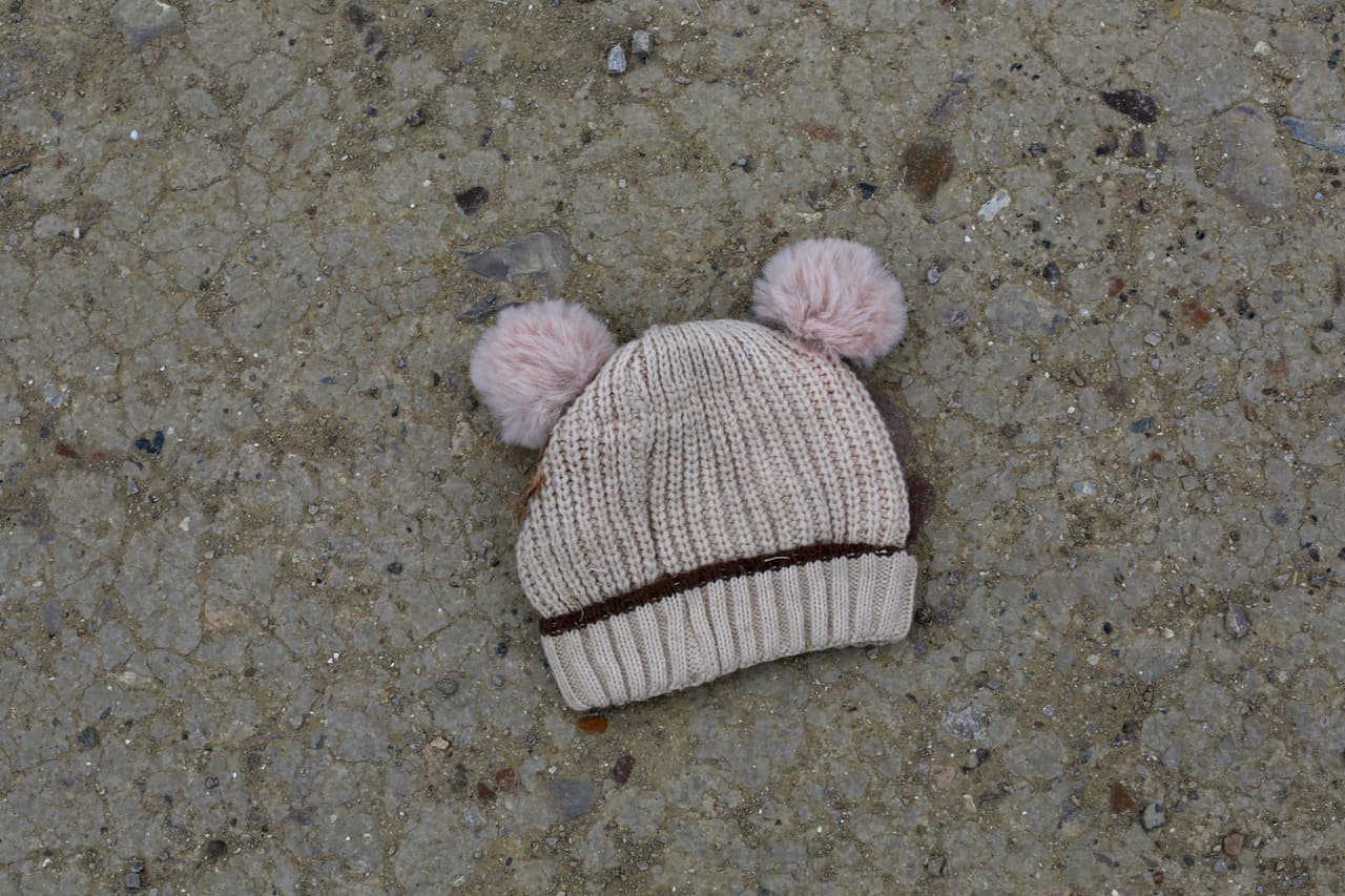 Un gorrito de niño dejado cerca la frontera, en Roma (Texas). El gobierno de EEUU ha informado que tenía bajo su custodia más de 16,000 menores el jueves pasado,
<a href="https://www.univision.com/noticias/inmigracion/patrulla-fronteriza-casi-5000-ninos-instalaciones-procesarlos">incluidos unos 5,000 alojados en instalaciones precarias</a> del Servicio de Aduanas y Protección Fronteriza.
<br>
<br>
