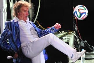 El cantante pateó un balón de fútbol en pleno show y el tiro dio justo en la cara de un fan. Rod es acusado de romperle la nariz al espectador.