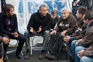 El presidente Barack Obama y su esposa, Michelle, visitan el 19 de noviembre al grupo de activistas que durante 22 días ayunó en la explanada del Congreso.