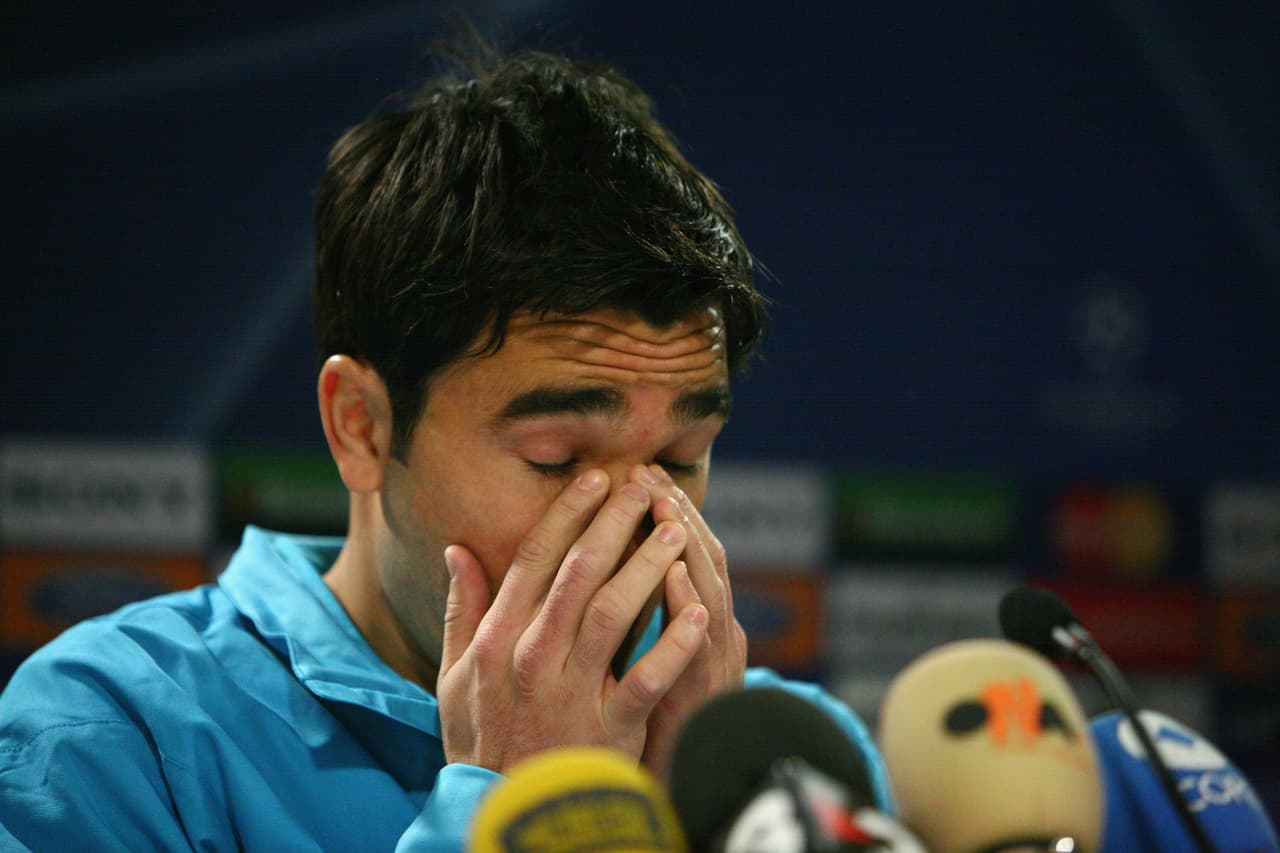 El portugués anunció su salida del Barcelona tras la Eurocopa de 2008 y su destino fue el Chelsea, donde coincidió con Luiz Felipe Scolari, el técnico que lo debutó con la selección lusa.