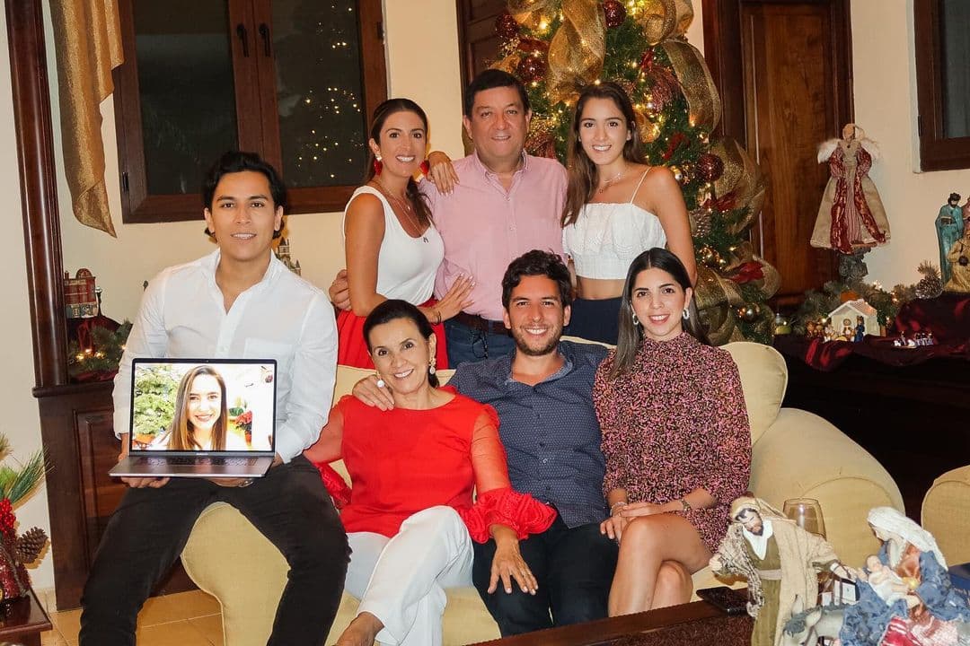 Su familia, reunida para esta importante celebración.