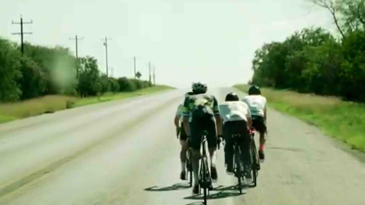 Ciclista texano recorre EEUU y reparte miles de dólares a los más necesitados