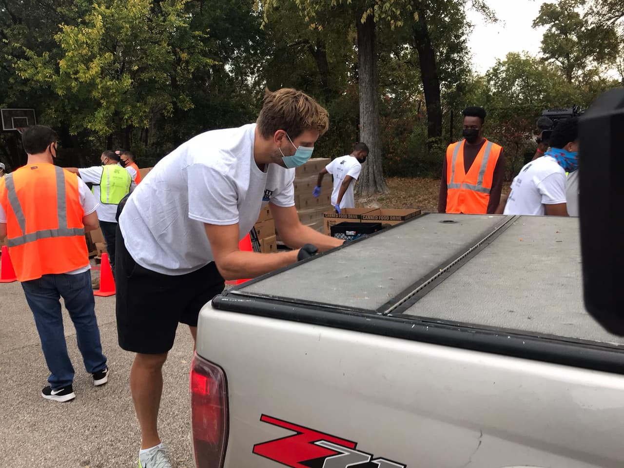 Si usted necesita ayuda o conoce a alguien que necesita alimentos, 
<a href="https://ntfb.org/our-programs/get-food-assistance/" target="_blank">ingrese a la página del Banco de Comida del Norte de Texas</a>. 
<br>