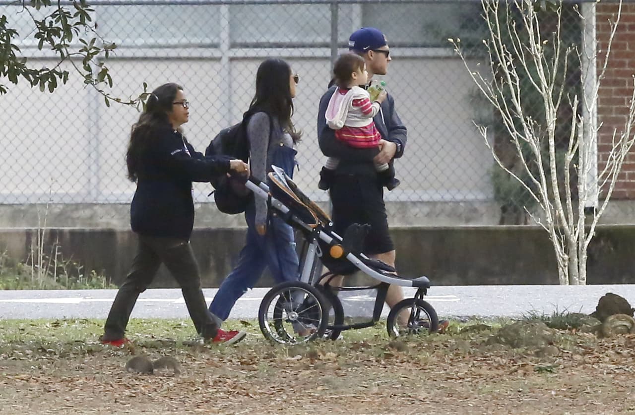 Pero quizá el actor tuvo que atender sus pendientes, por eso Mila llevó a su pequeña a pasear en sus tiempos libres fuera del set de filmación, sin duda ella es una mamá muy responsable.