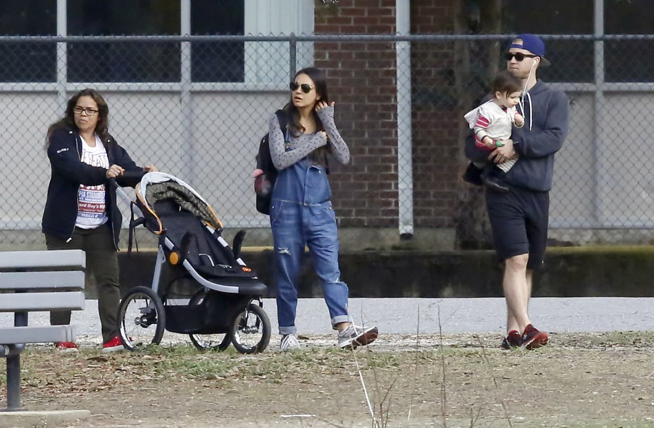 Mila Kunis llevó a su pequeña al parque.