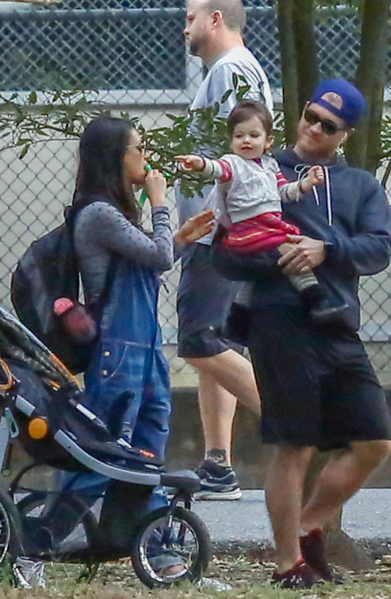 Pero Mila se divertía presumiéndoselo mientras lo saboreaba.