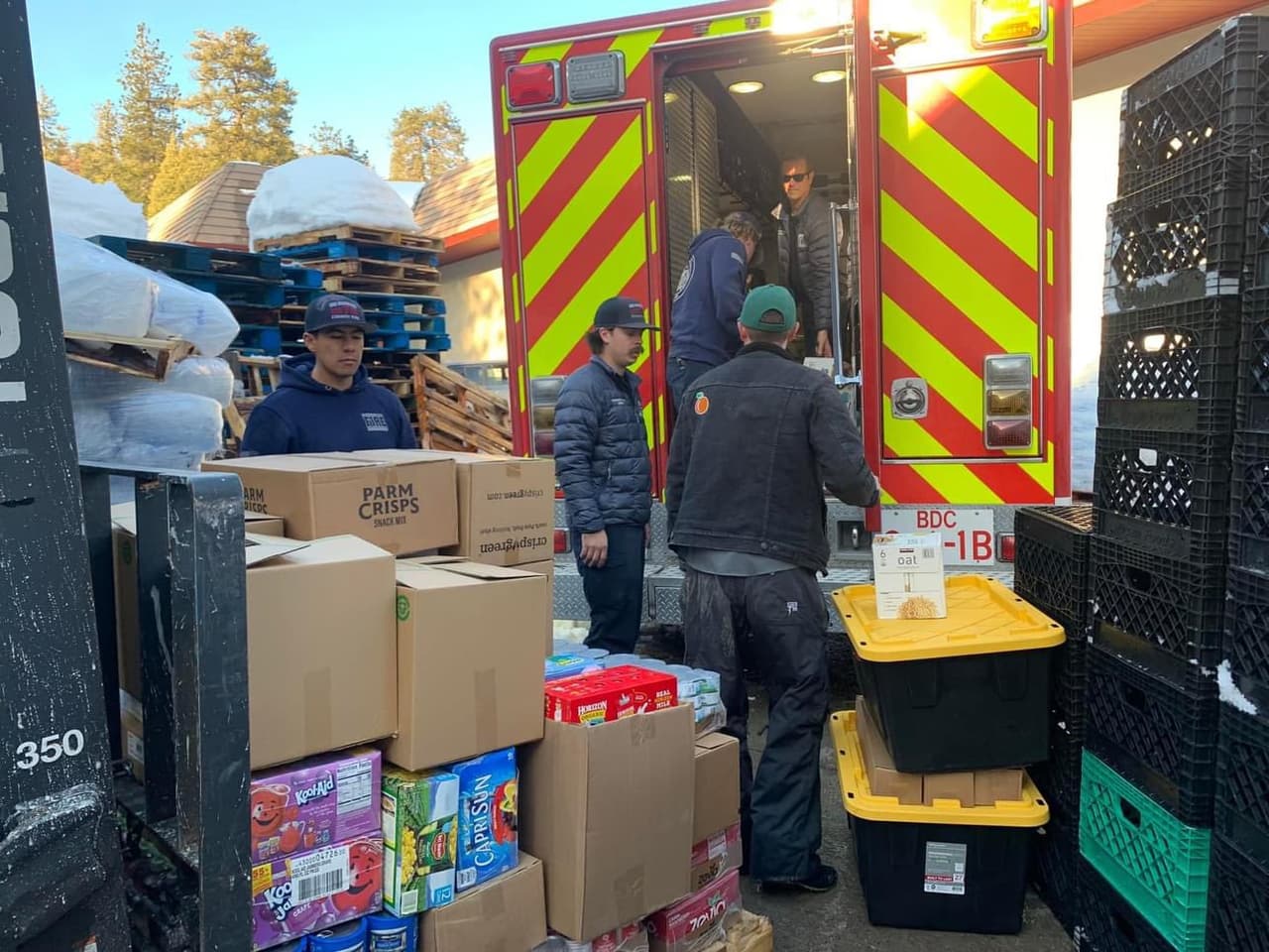 Los equipos de bomberos del condado instalaron un punto de distribución de productos básicos de Goodwin & Sons Market.
<br>
<br>
<br>