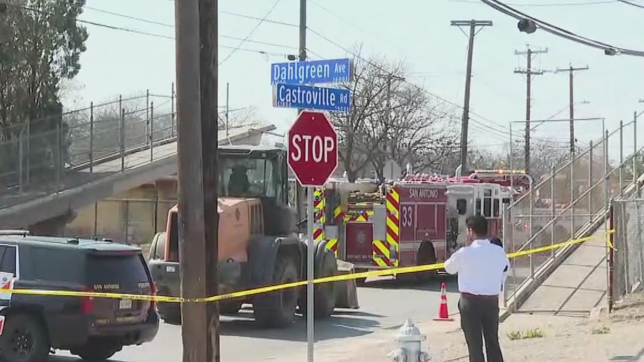 Derriban un puente peatonal en el oeste de San Antonio; aparentemente fue un camión