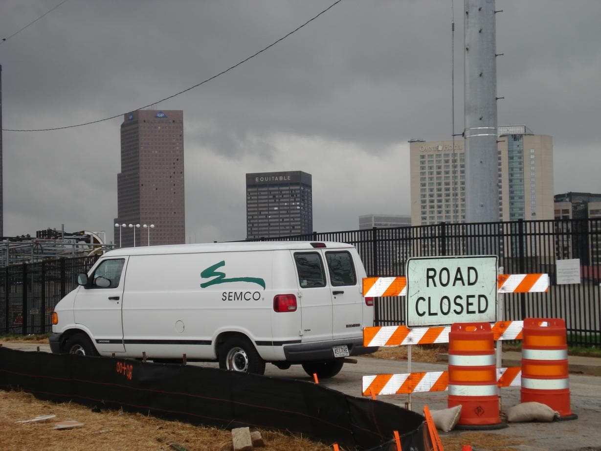 Ventanas rotas en el edificio Georgia Pacific, el edificio Equitable y el hotel Omni.