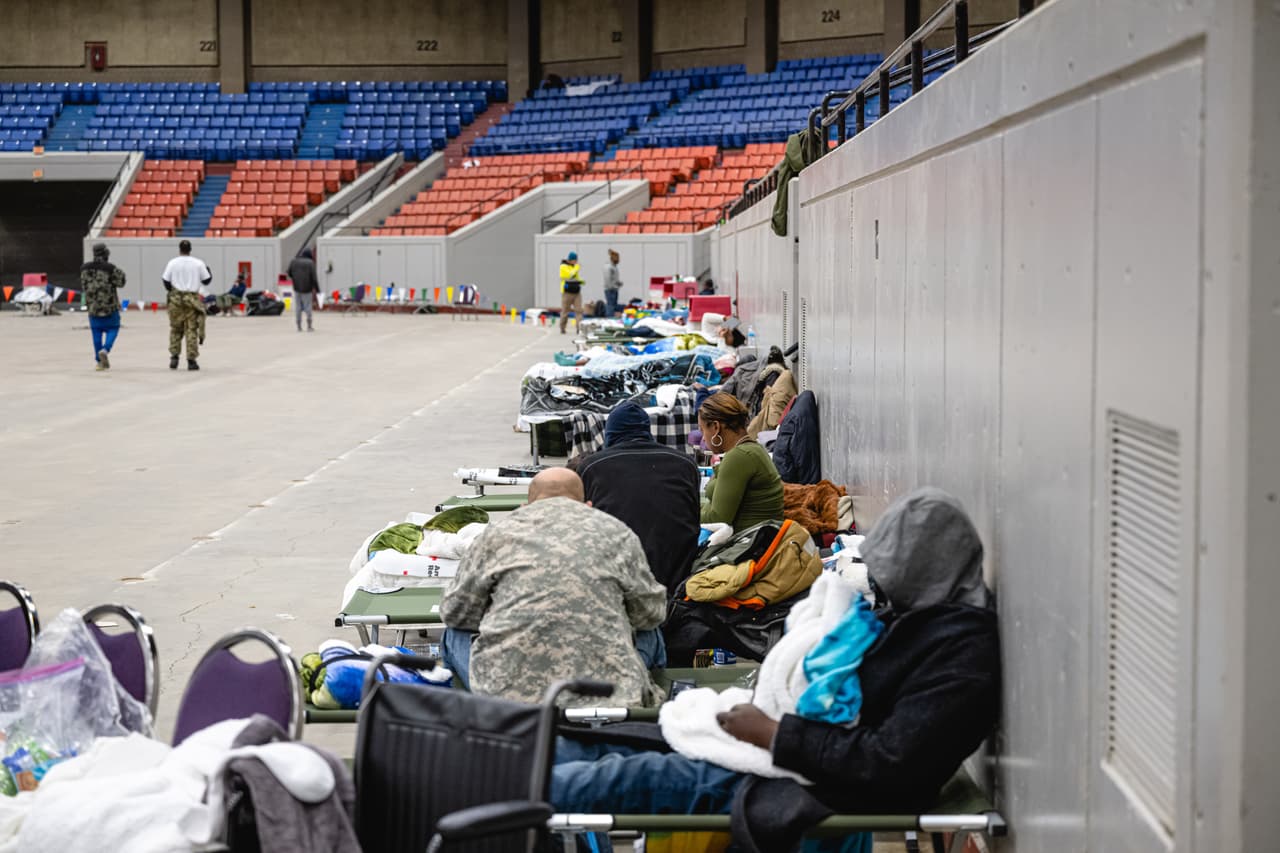 El fin de semana, personas sin hogar fueron trasladadas por los servicios urbanos a un refugio de emergencia en Broadbent Arena, en Louisville, Kentucky. En la región se registraron fuertes precipitaciones invernales y temperaturas 40 grados por debajo de la media durante todo el fin de semana de Navidad.