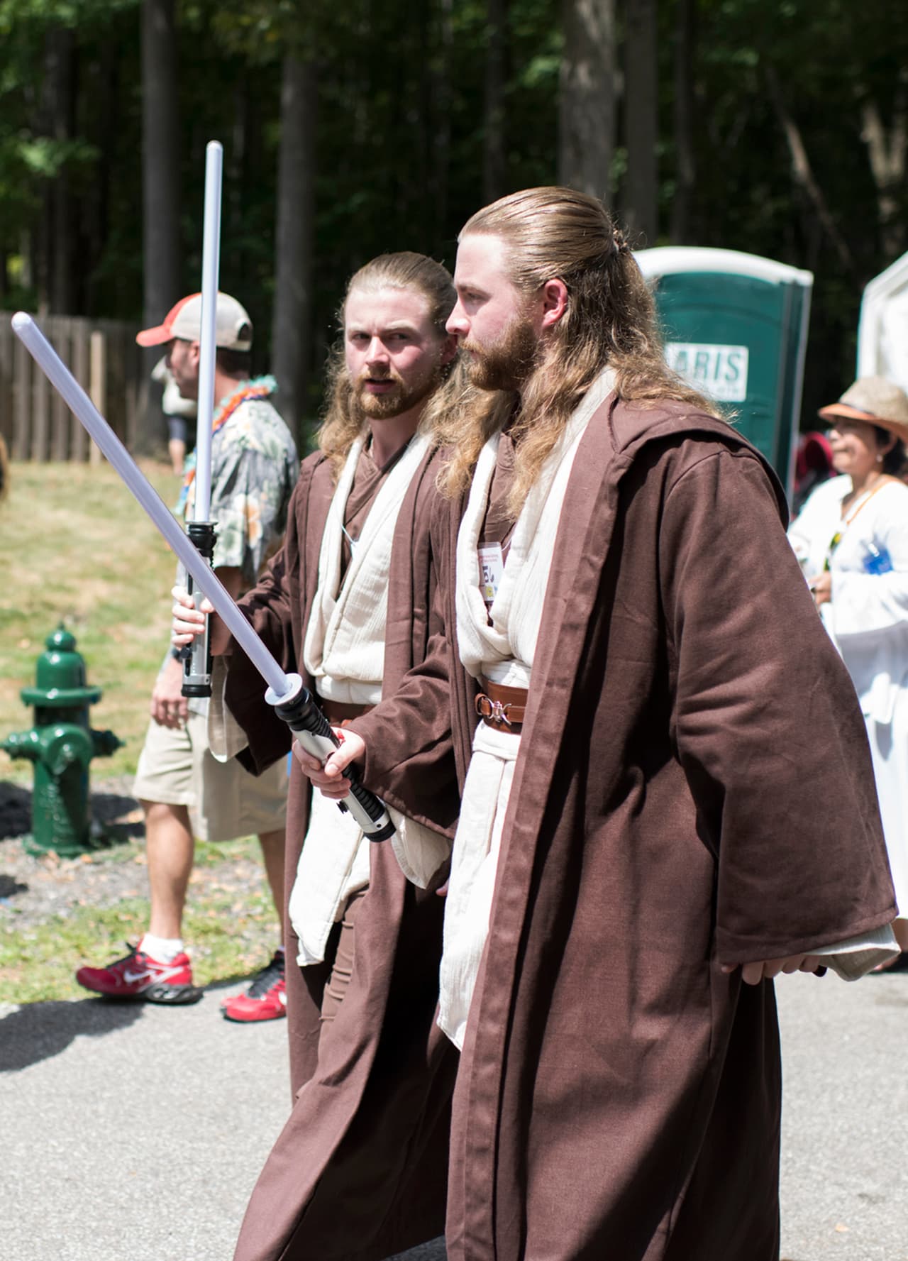 ¿Qué tal ver un par de jedis caminando hacia ti?