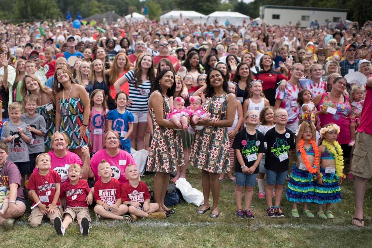 No, no estás viendo doble: ¡son muchísimos gemelos, trillizos, cuatrillizos y hermanos idénticos!