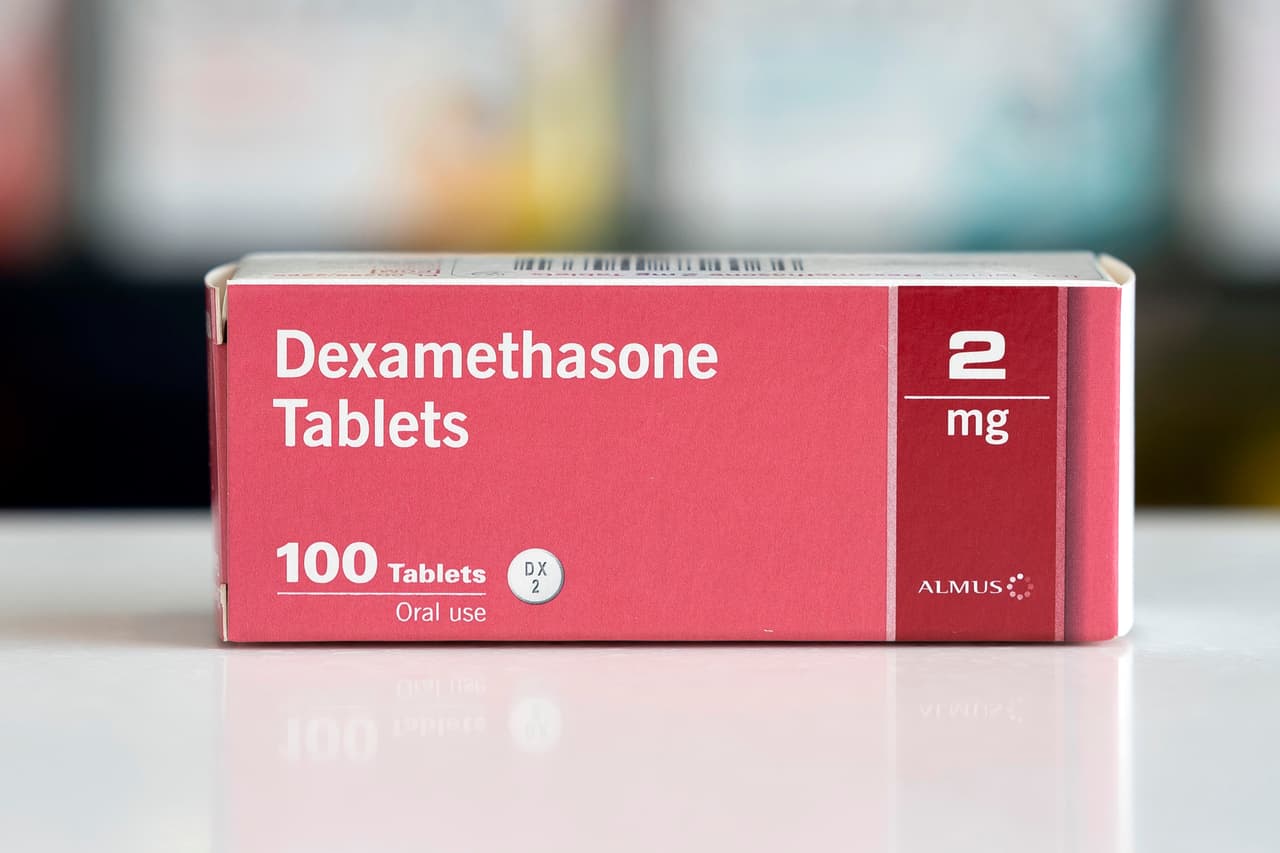 <br>Primer plano de una caja de tabletas de dexametasona en una farmacia en Cardiff, Reino Unido.
