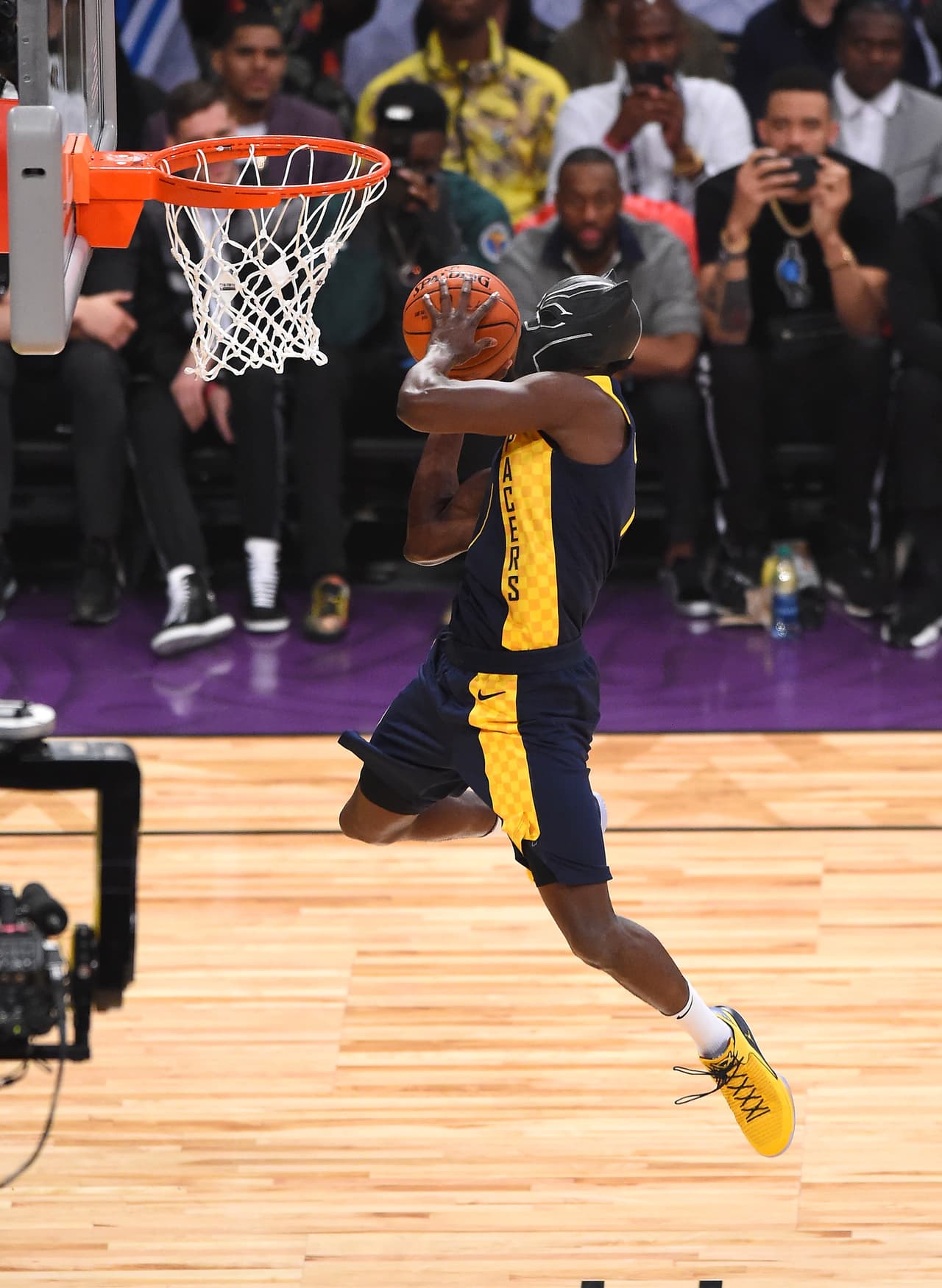 Donovan Mitchell, jugador del Utah Jazz, se convirtió en campeón del concurso de clavadas al vencer a Nance Jr. por 98-96. Te presentamos las mejores ejecuciones de la noche.