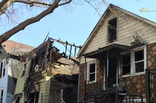 Cuatro casas localizadas en el Barrio de las Empacadoras fueron consumidas por el fuego la madrugada de este viernes.