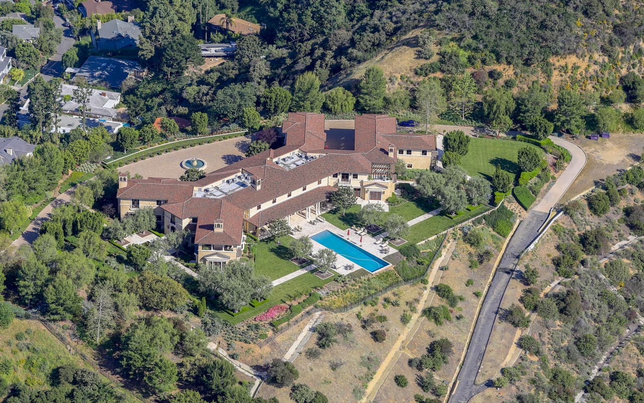 Según reportes periodísticos, viven 
<b><a href="https://www.univision.com/famosos/meghan-markle-y-harry-no-quieren-ser-vistos-llenaron-de-rejas-y-lonas-su-mansion-de-los-angeles-fotos" target="_blank">en esta mansión</a></b> en el área de Beverly Hills con valor de 18 millones de dólares, propiedad del productor de cine Tyler Perry.
<br>