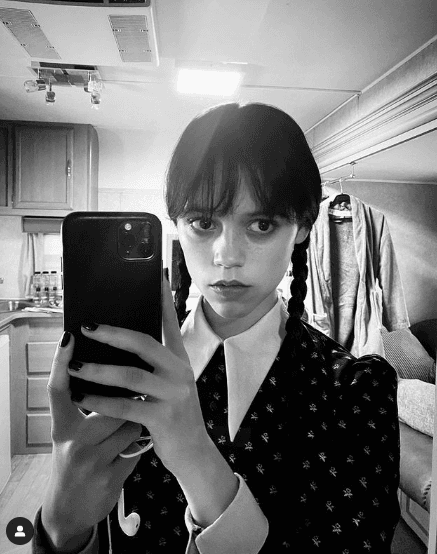 Así lo anunció la actriz de 19 años a través de sus redes sociales, donde comparte algunos de sus mejores momentos y próximos proyectos. Por ejemplo, el 6 de junio de 2022 publicó una foto en blanco y negro donde aparece caracterizada como la gótica niña de la familia Addams.