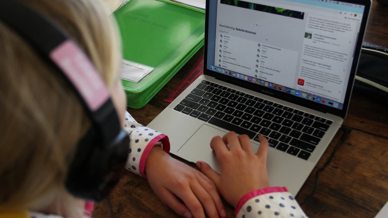 Maestros del Distrito Escolar de Dallas exigen que se retomen las clases virtuales por contagios de coronavirus en escuelas