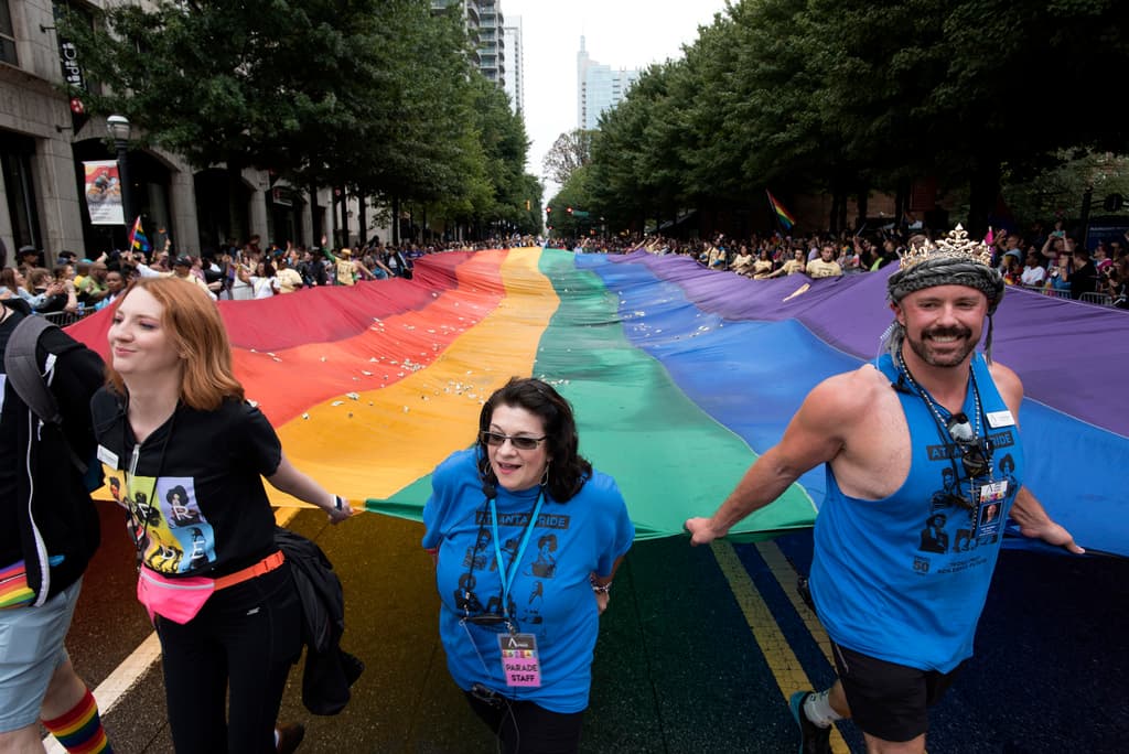 Crímenes de odio contra población LGBTQ aumentan en EEUU frente a una disminución general de los delitos violentos