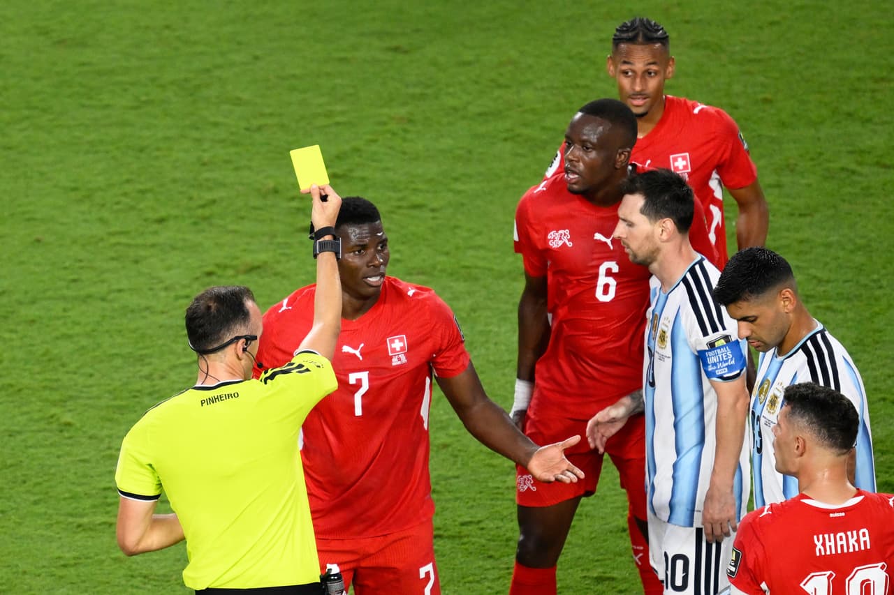 Breel Embolo (7), de Suiza, reacciona tras recibir una tarjeta amarilla durante el partido de cuartos de final de la Copa Mundial de Fútbol contra Argentina en Kansas City, Missouri, el sábado 11 de julio de 2026.