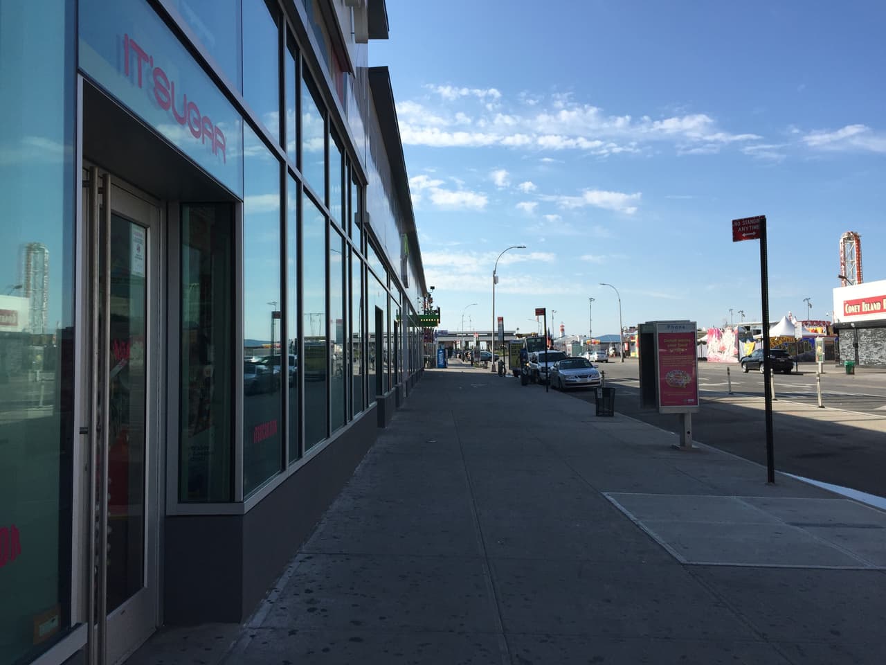 Las calles cercanas a la playa lucieron vacías